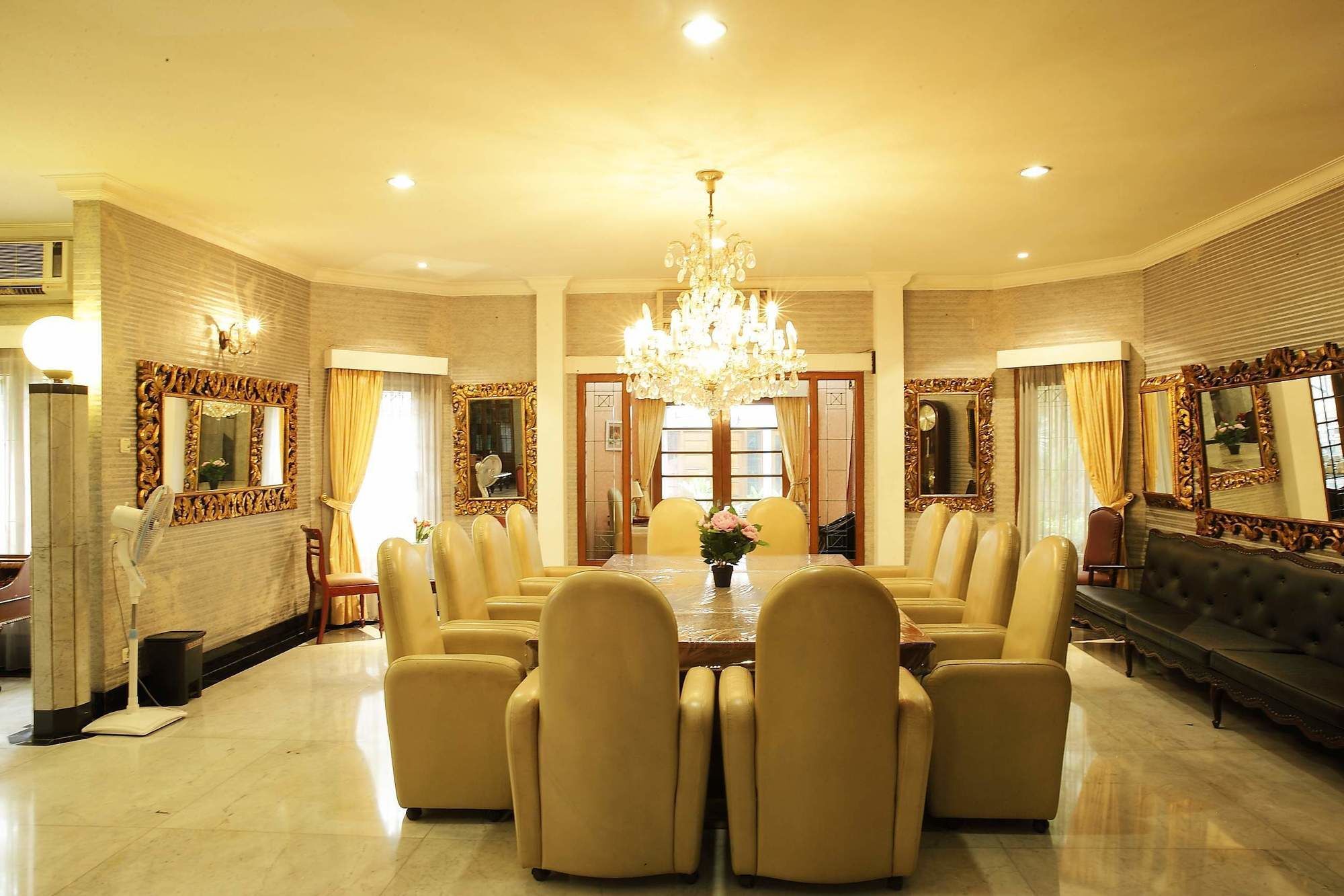 Arimbi Pejaten Suites Jacarta Exterior foto